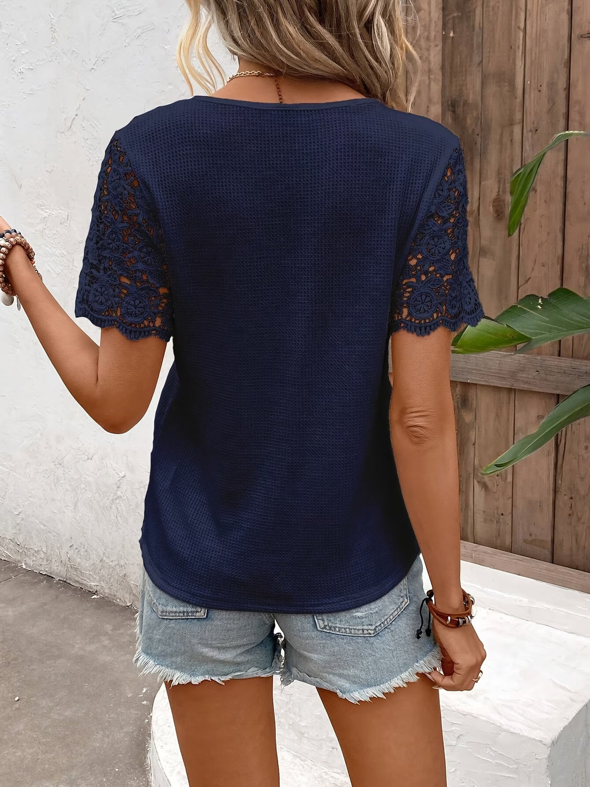 T-Shirt Feminina Elegante com Decote V e Detalhes em Renda