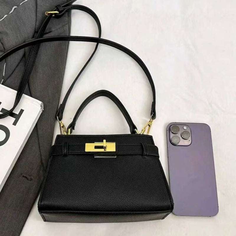 Bolsa Tote Feminina Estruturada com Ferragens Douradas
