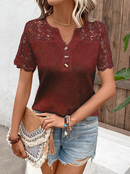 T-Shirt Feminina Elegante com Decote V e Detalhes em Renda