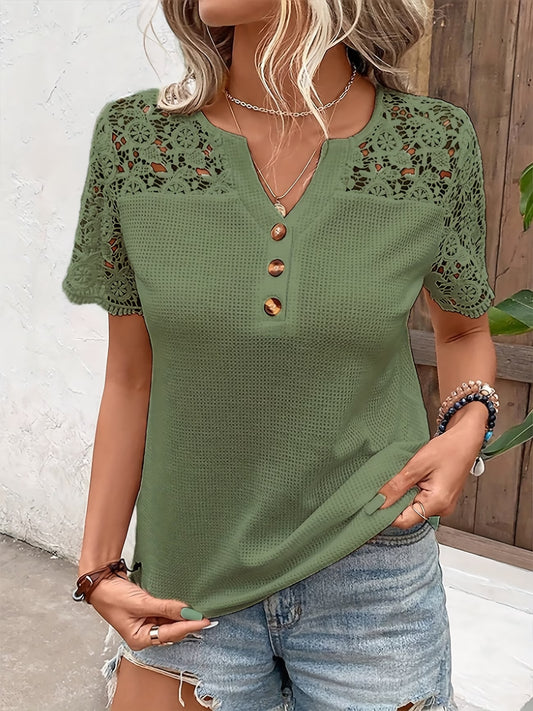 T-Shirt Feminina Elegante com Decote V e Detalhes em Renda