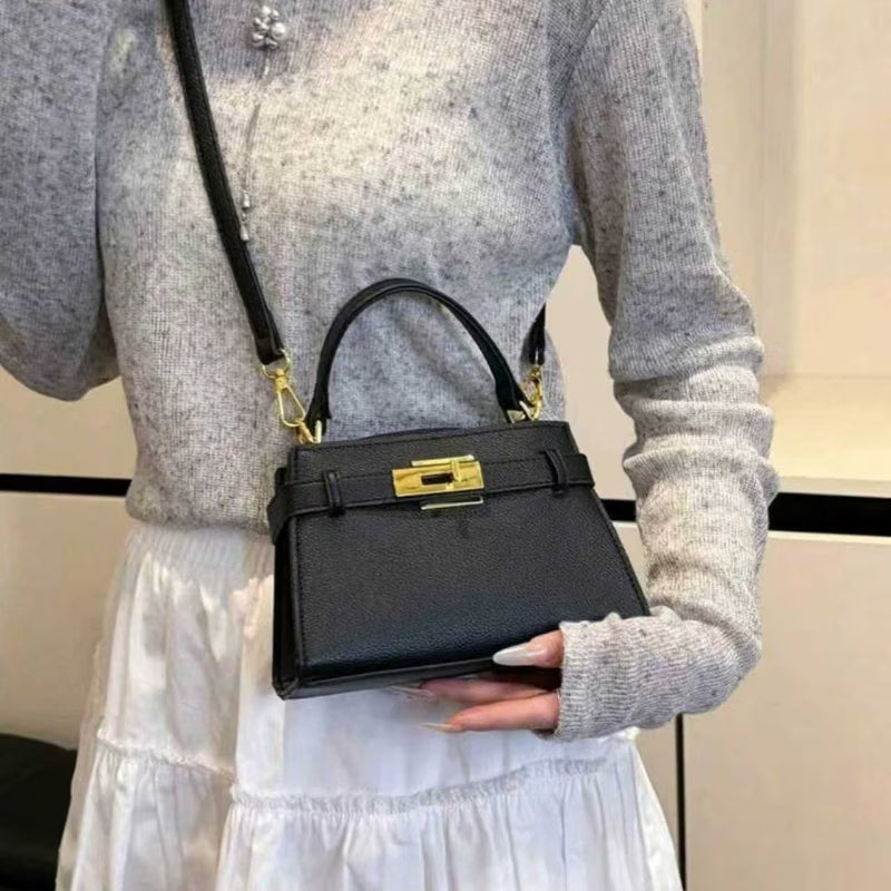 Bolsa Tote Feminina Estruturada com Ferragens Douradas