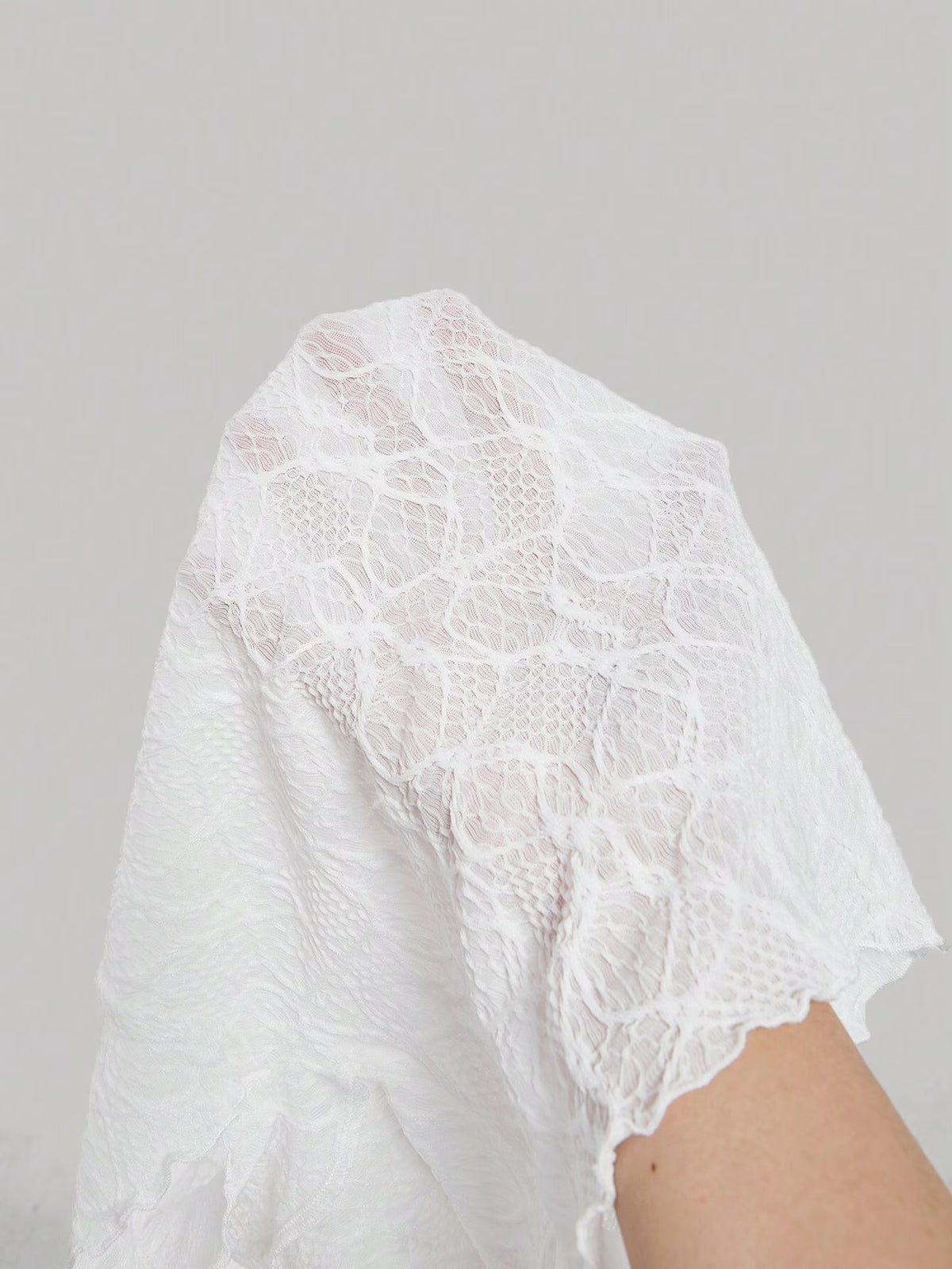 T-Shirt Feminina em Tule Floral com Renda Romântica