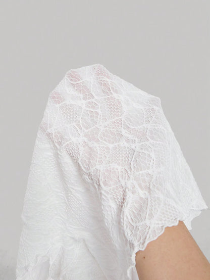 T-Shirt Feminina em Tule Floral com Renda Romântica