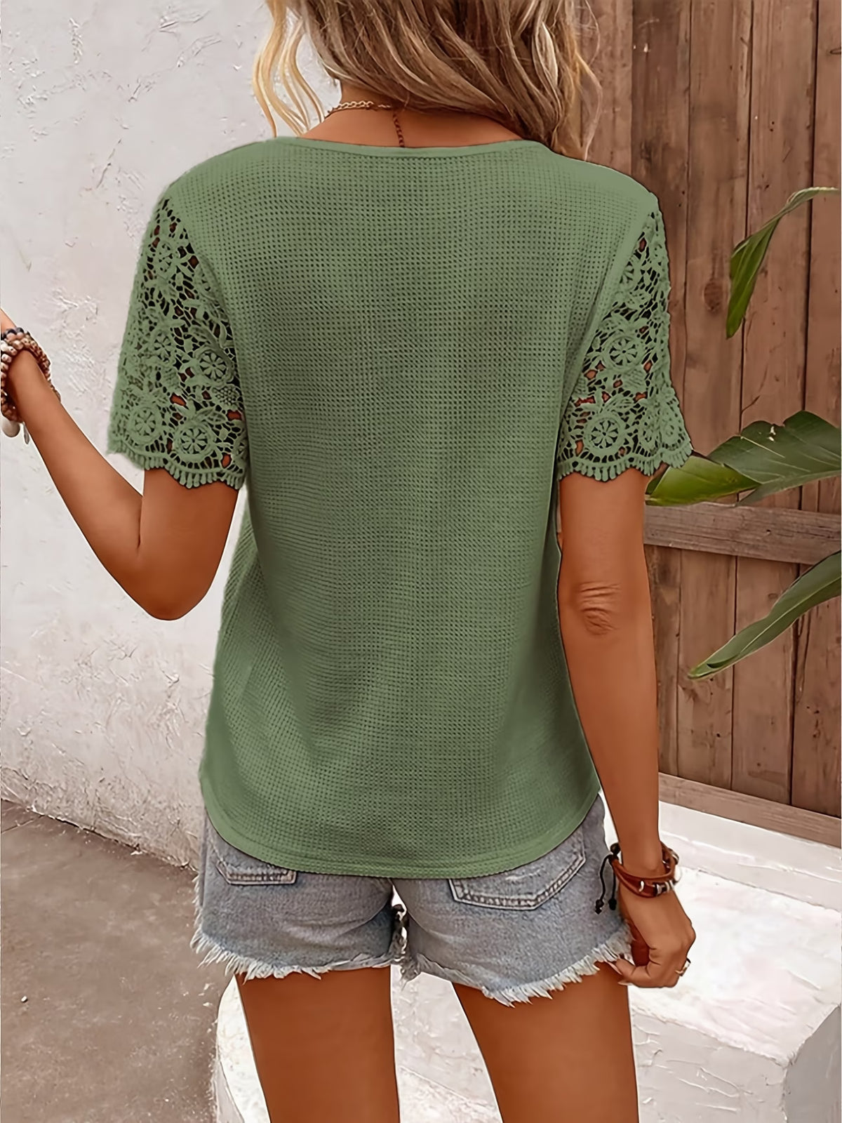 T-Shirt Feminina Elegante com Decote V e Detalhes em Renda