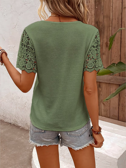 T-Shirt Feminina Elegante com Decote V e Detalhes em Renda