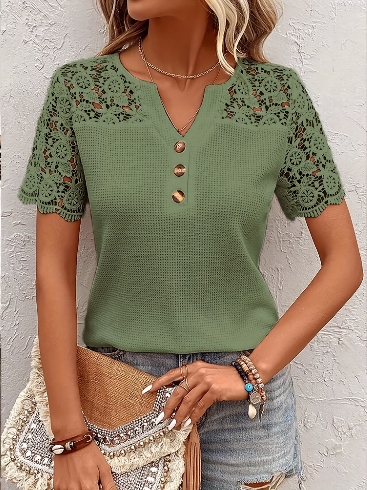 T-Shirt Feminina Elegante com Decote V e Detalhes em Renda