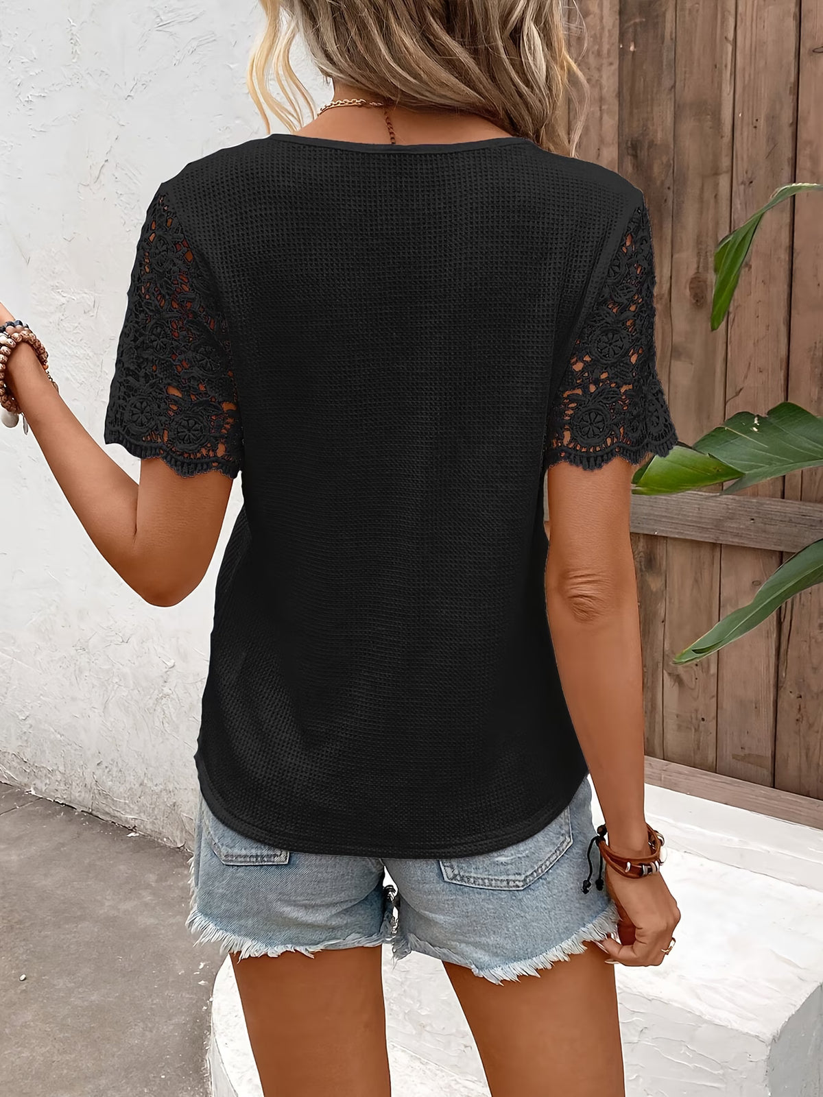 T-Shirt Feminina Elegante com Decote V e Detalhes em Renda