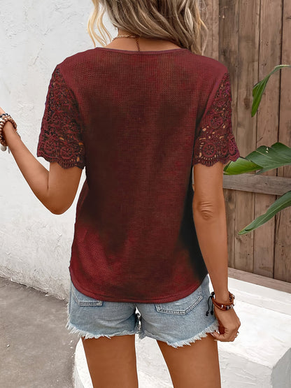 T-Shirt Feminina Elegante com Decote V e Detalhes em Renda