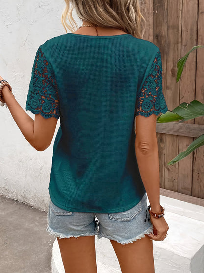 T-Shirt Feminina Elegante com Decote V e Detalhes em Renda